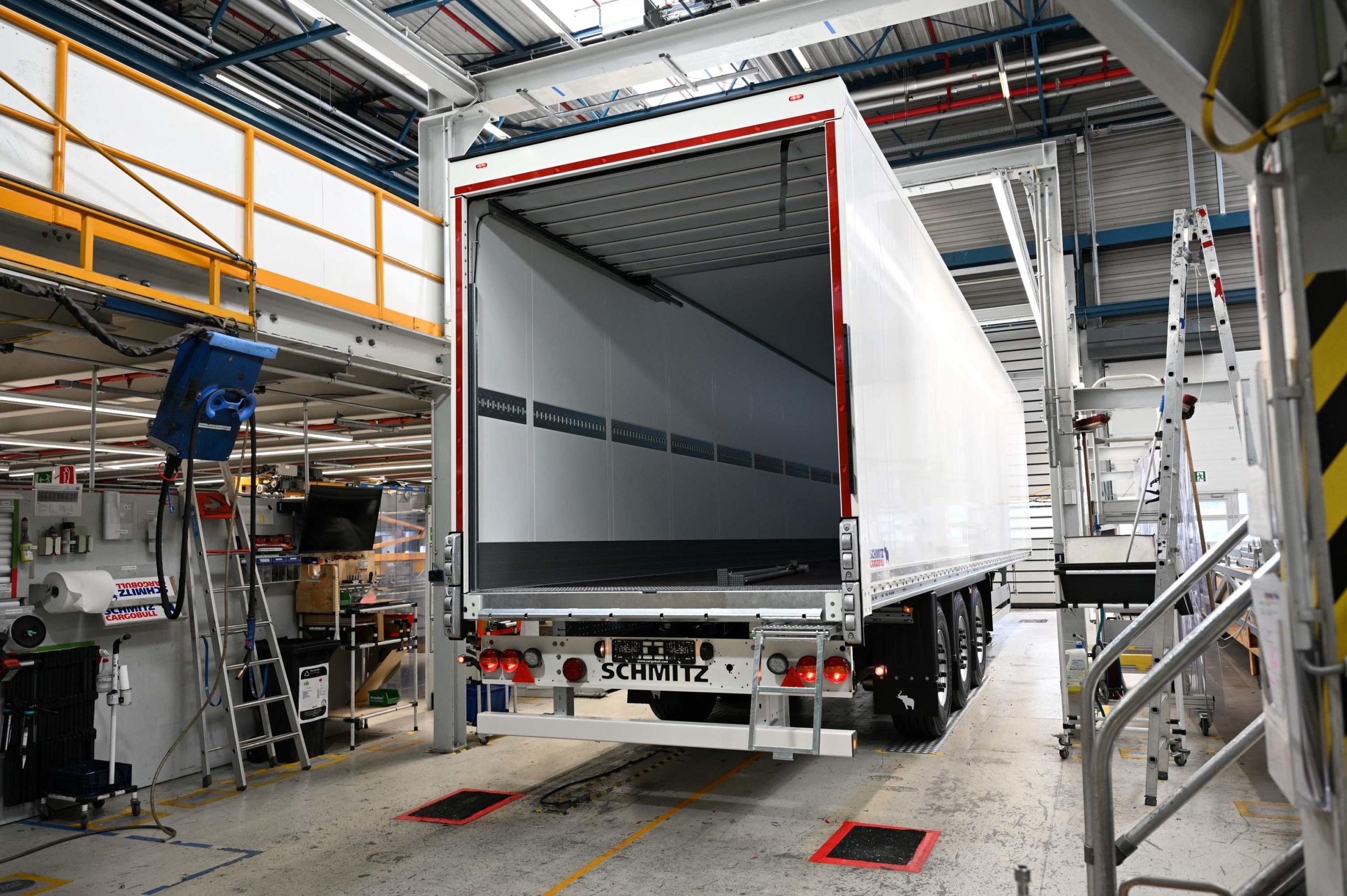 Vreden es una de las fábricas europeas de Schmitz Cargobull donde porduce furgones y frigos. Además en exclusiva fabrica el material aislante exclusivo FerroPlast y los equipos de frío de la marca.