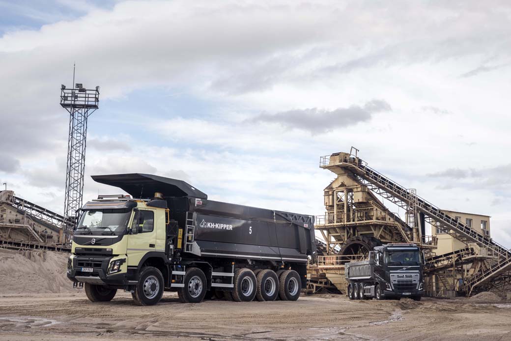 Ejemplo de un gran chasis rígido para un camión Volvo FMX de cinco ejes en este caso con tracción 10X6. Es decir cuenta con cinco ejes, 10 ruedas, de los cuales tienen tracción las seis ruedas de tres de sus ejes.