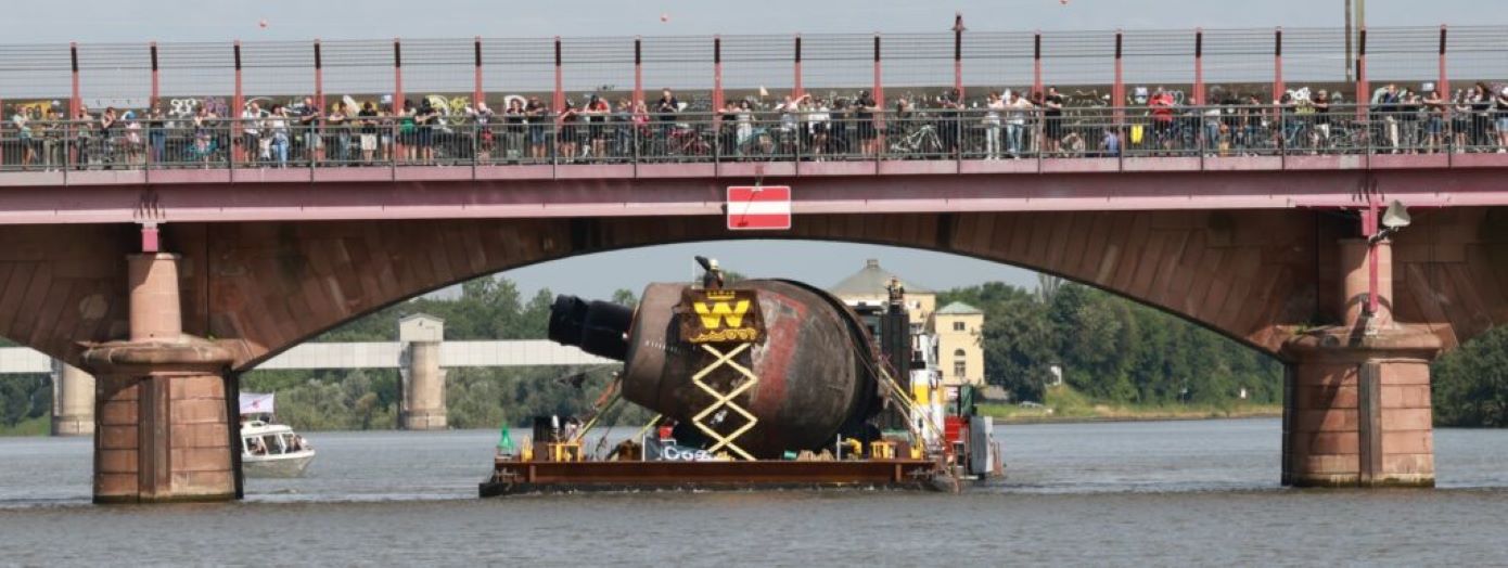 Un MAN TGX llevando un submarino de 350 toneladas