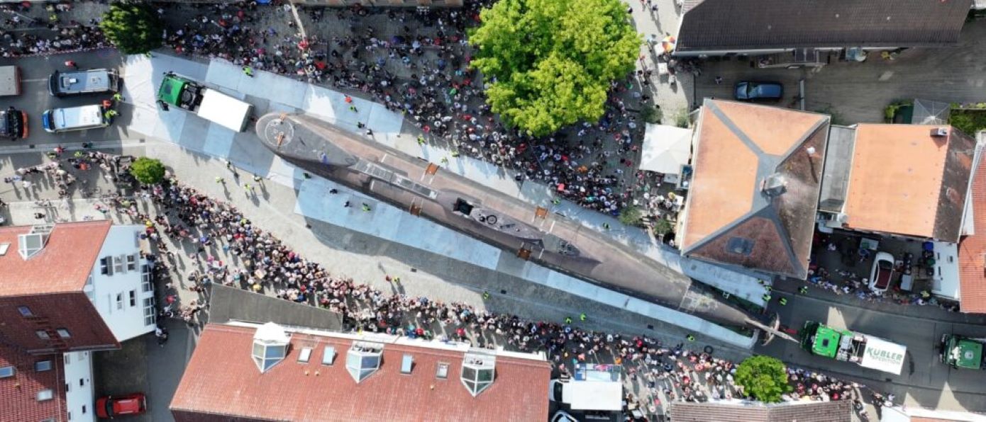 Un MAN TGX llevando un submarino de 350 toneladas