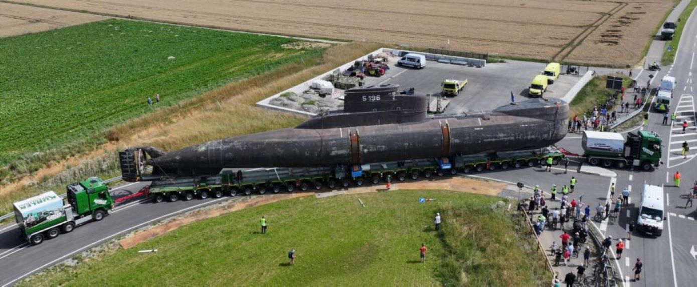 Un MAN TGX llevando un submarino de 350 toneladas