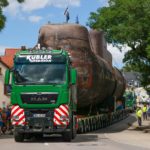 Un MAN TGX llevando un submarino de 350 toneladas