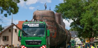 Un MAN TGX llevando un submarino de 350 toneladas