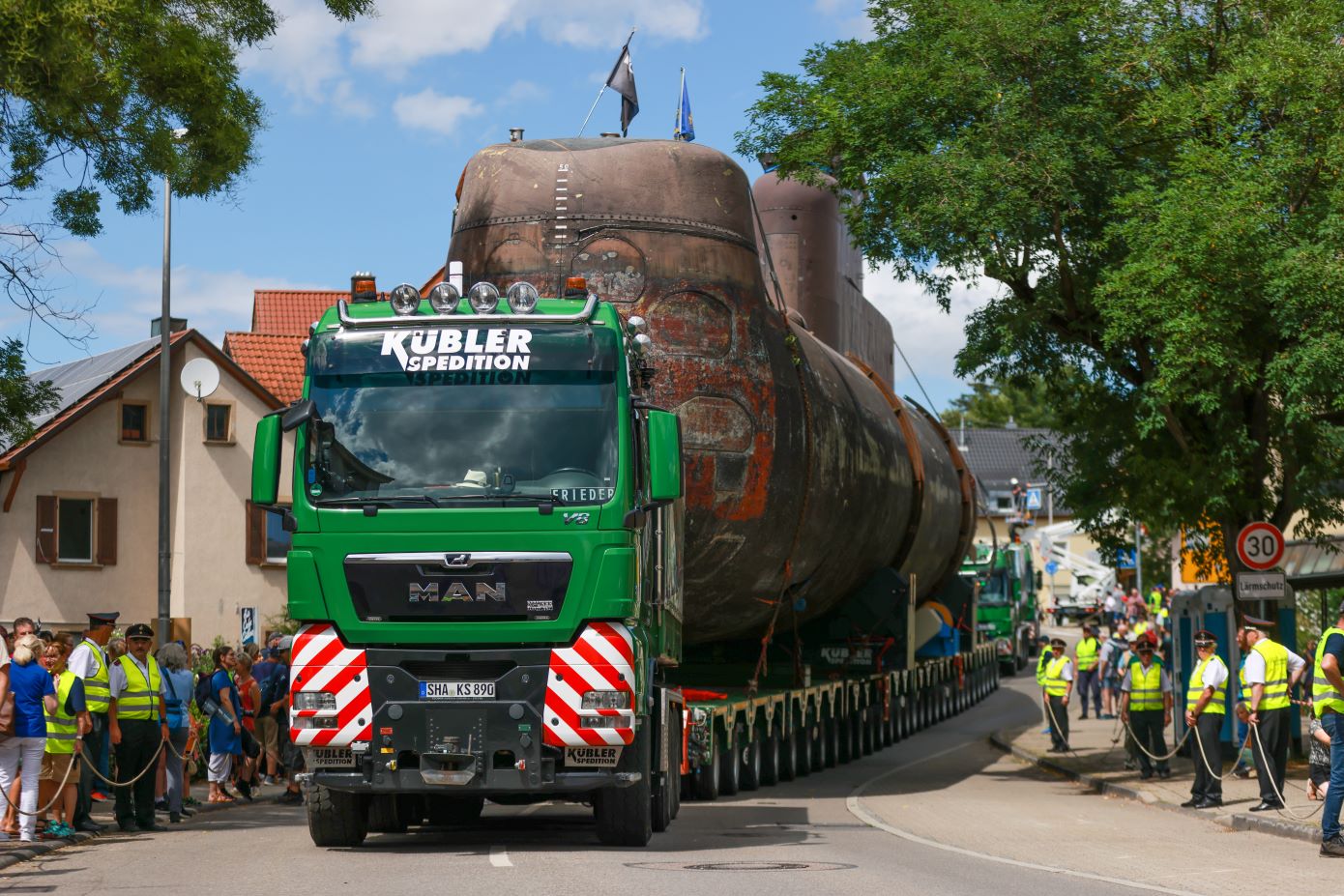 Un MAN TGX llevando un submarino de 350 toneladas