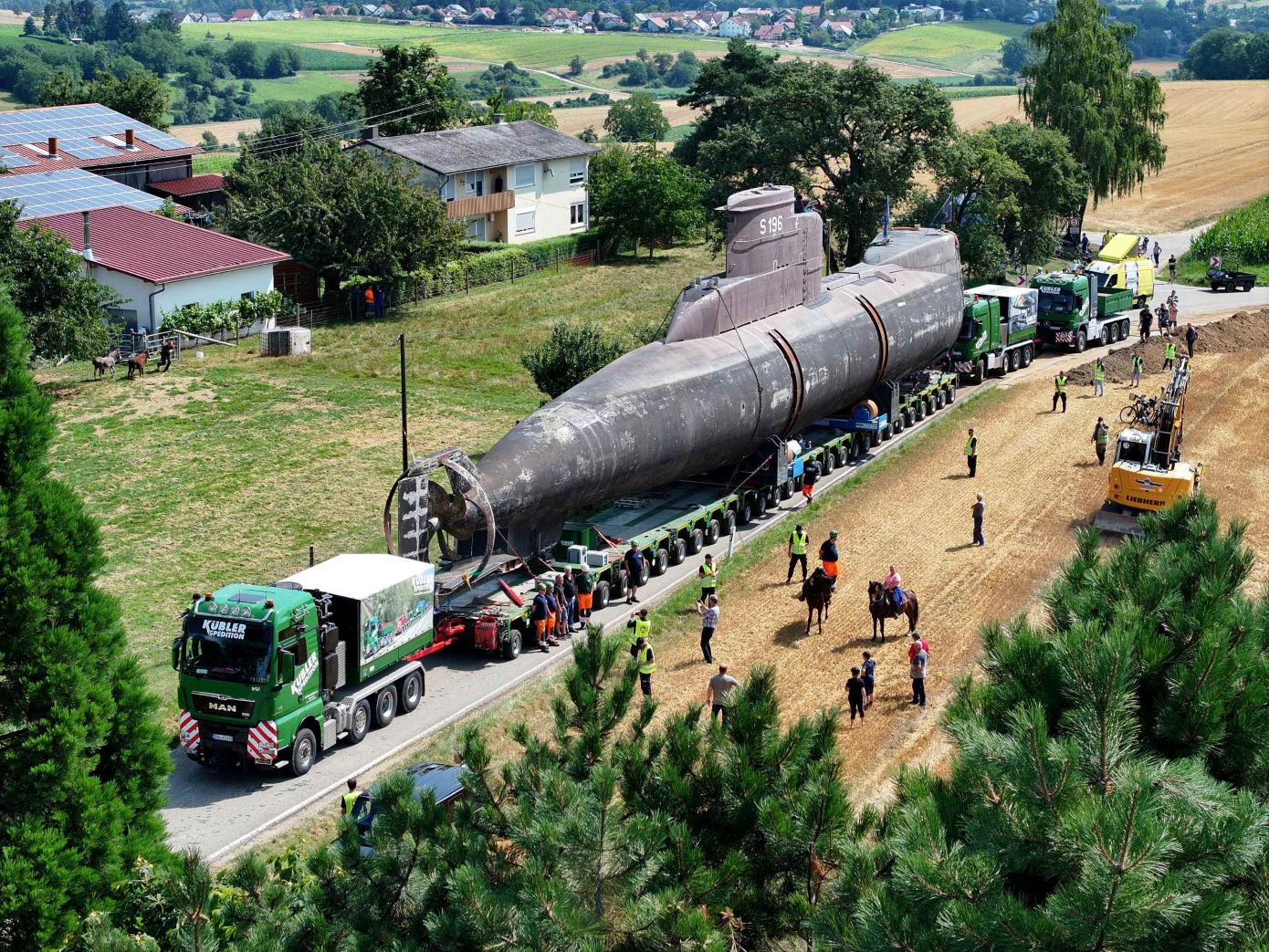 Un MAN TGX llevando un submarino de 350 toneladas