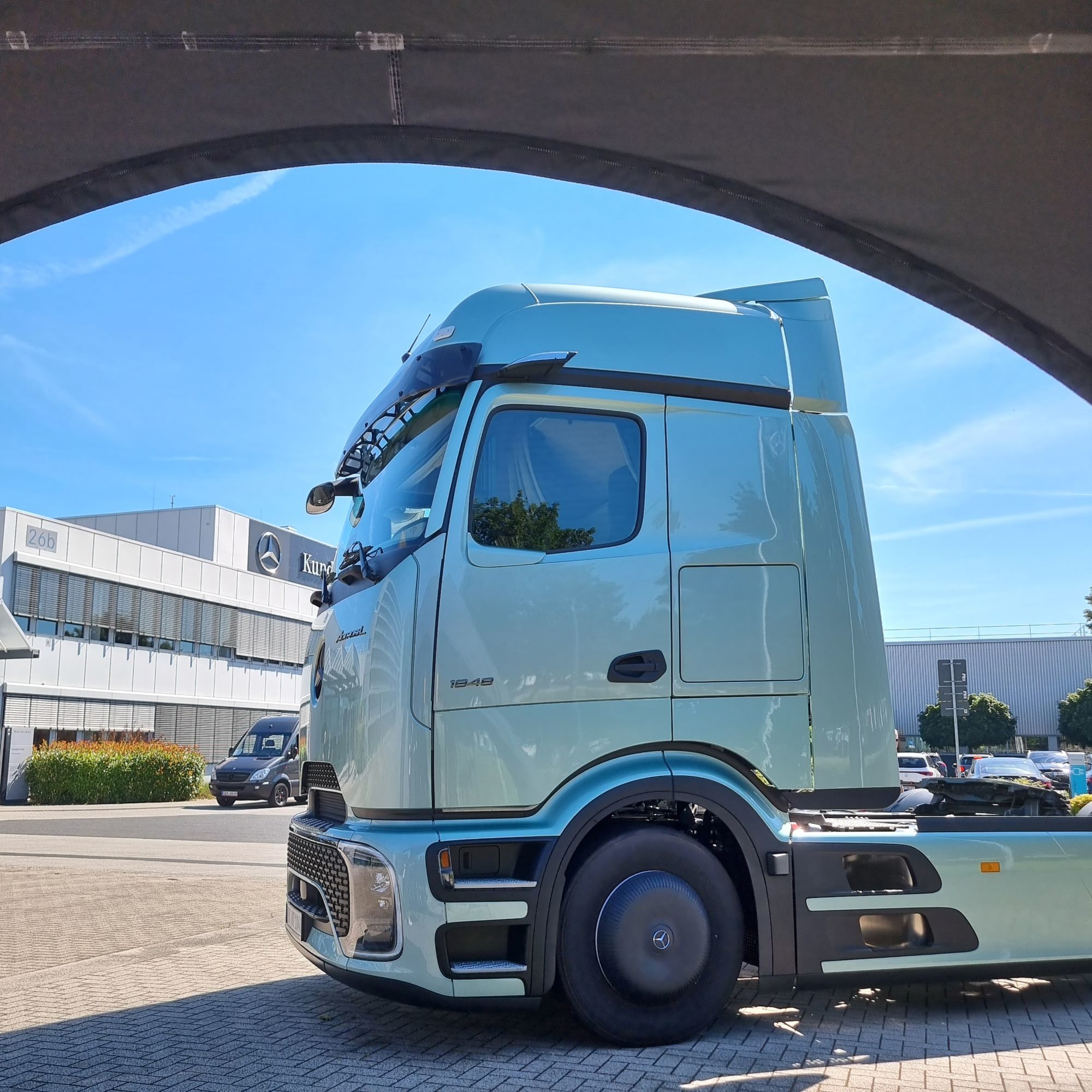 Tractora diésel Actros L de Mercedes Benz Trucks que toma el diseño de muchos elementos propios del camión eléctrico Mercedes Benz eActros 600.