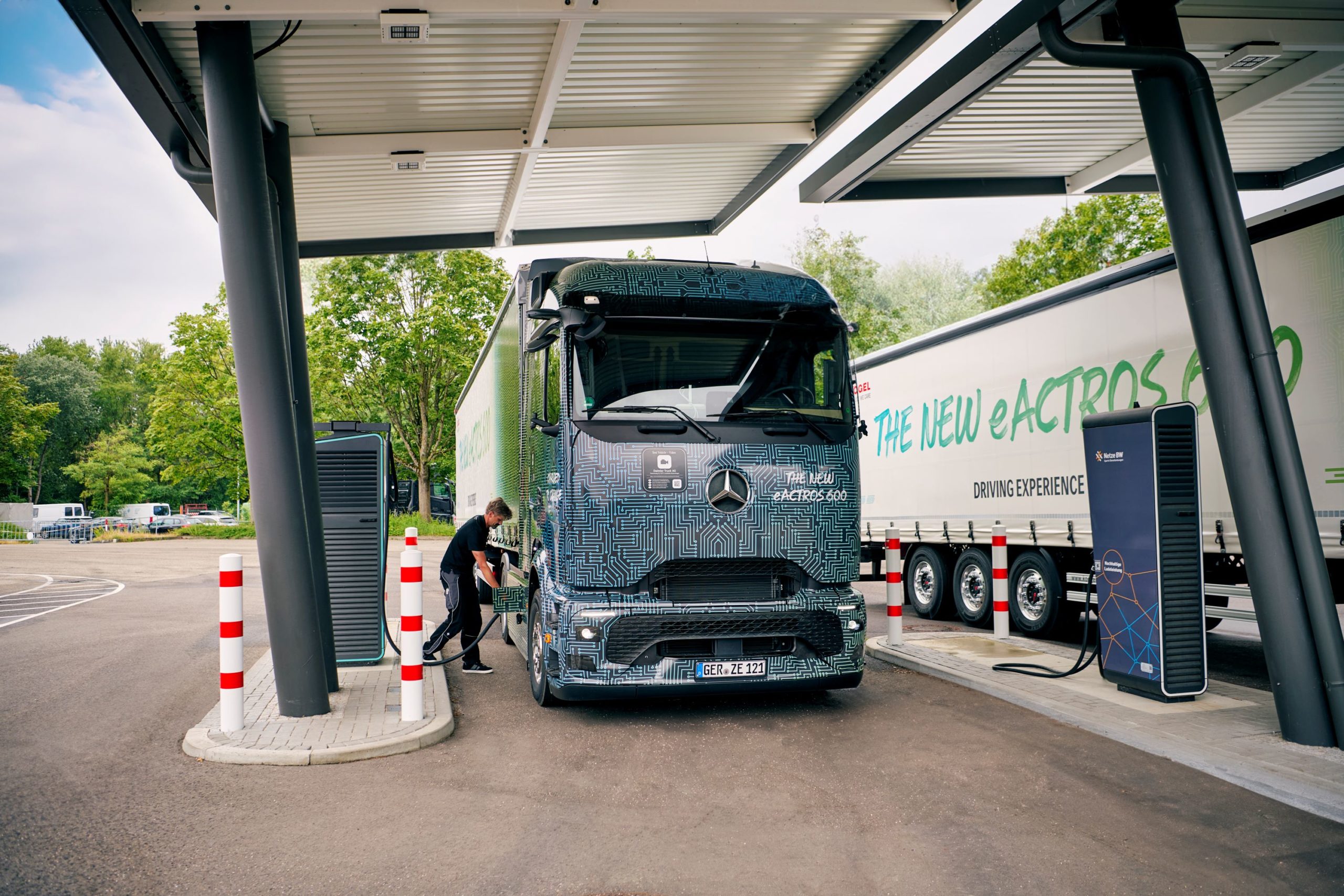 Mercedes Benz Trucks nos mostró como deben ser las electrolineras capaces de abastecer de modo efectivo a sus camiones pesados eActros 600.