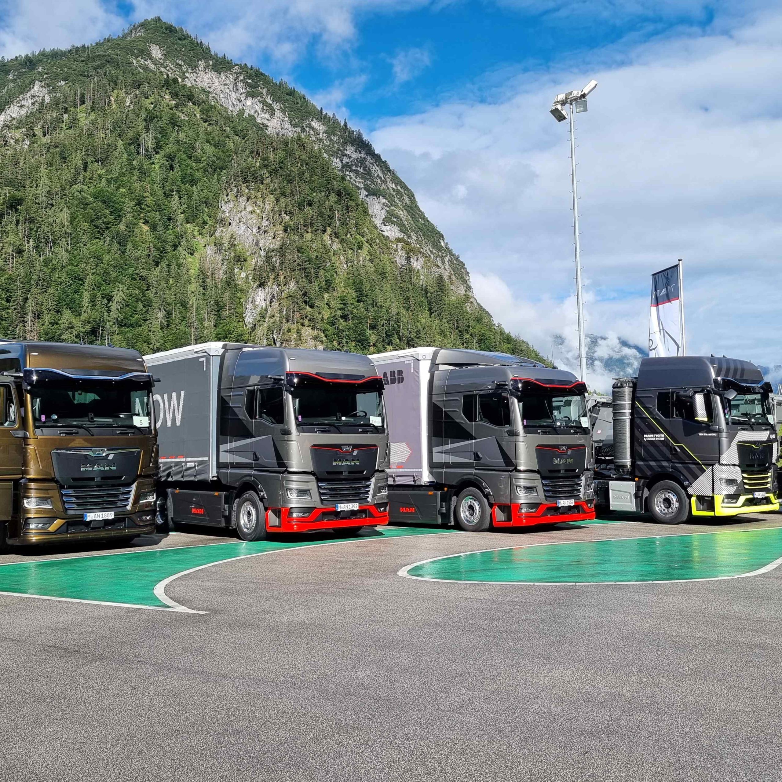 De izquierda a derecha: un MAN TGX PowerLion D30 diésel, junto a dos eTruck eléctricos a baterías y uno de los hTGX alimentado por hidrógeno.