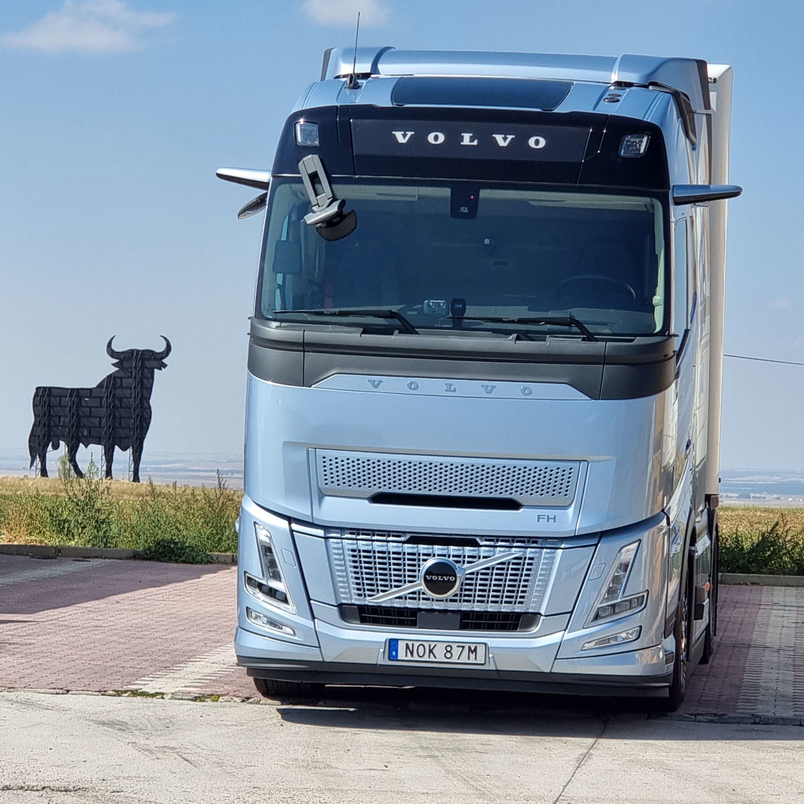 Mientras preparamos nuestro artículo sobre la prueba del VOLVO FH AERO 460 I-SAVE te mostramos algunos de sus detalles.