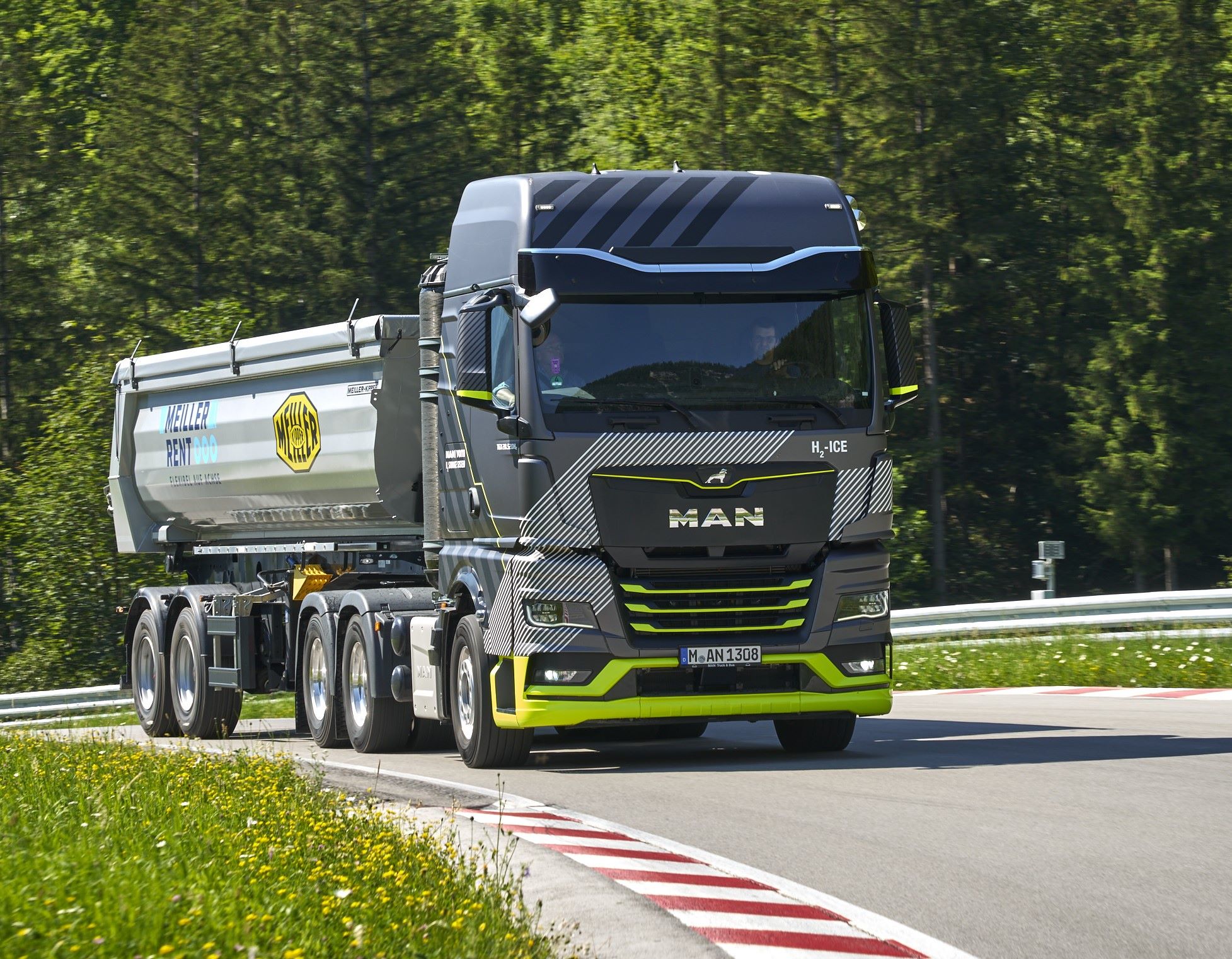 Tractora MAN hTGX 6X4 alimentada por hidrógeno con 520 CV y aproximadamente 600 kms de autonomía.