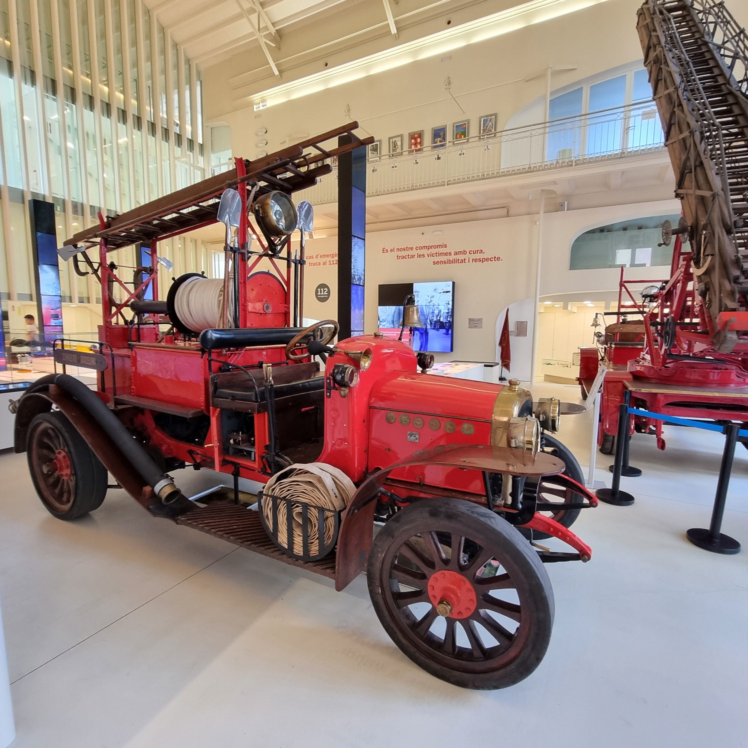 Dos camiones de bomberos marca Delahaye en perfectas condiciones con más de un siglo de historia.