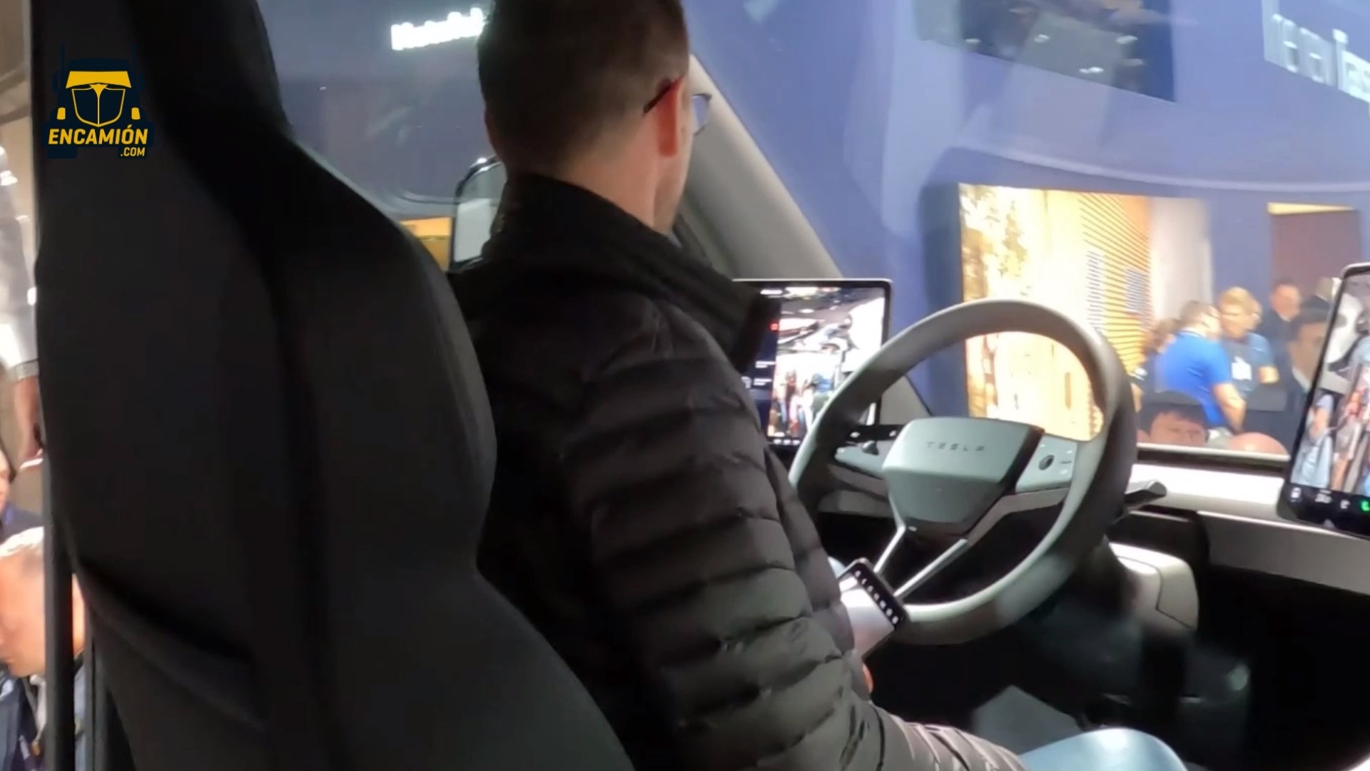 Tesla Semi Truck vista interior del puesto de conducción.