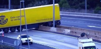 Consejos conducción segura bajo condiciones fuerte lluvia y DANA Las fuertes precipitaciones pueden causar accidentes, como la habitual "Tijera" al volante de camiones articulados.