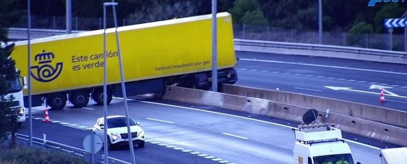 Las fuertes precipitaciones pueden causar accidentes, como la habitual "Tijera" al volante de camiones articulados.