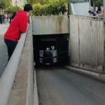 Un agujero negro se traga un camión tráiler en Palencia Un error en la planificación de la ruta puede causarnos serios disgustos.
