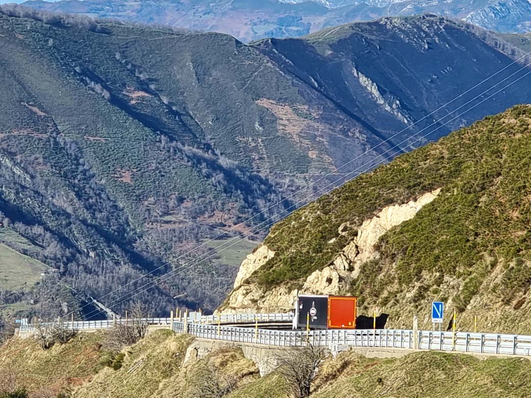 La peligrosa "Rampa de Saso" en el Pajares por la N-630 queda como alternativa al tráfico rodado mientras dure el corte en la autopista AP-66.