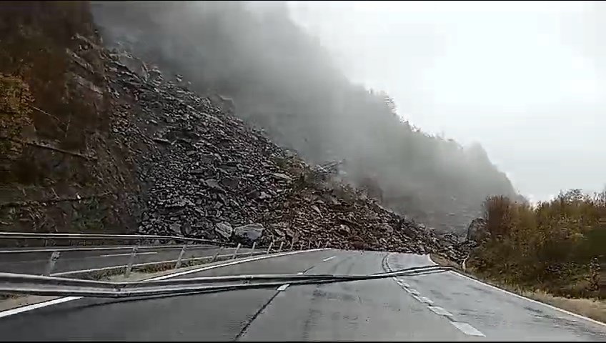 Un derrumbe colapsa la autopista AP 66 y corta el tráfico entre Asturias y León.