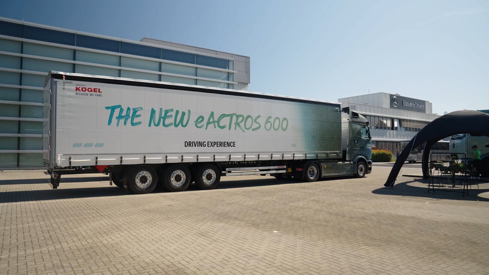 De modo puntual la potencia máxima de la tractora eléctrica eActros 600 alcanza los 800 CV de modo que maneja sin problemas este semi de lonas con 40 toneladas.