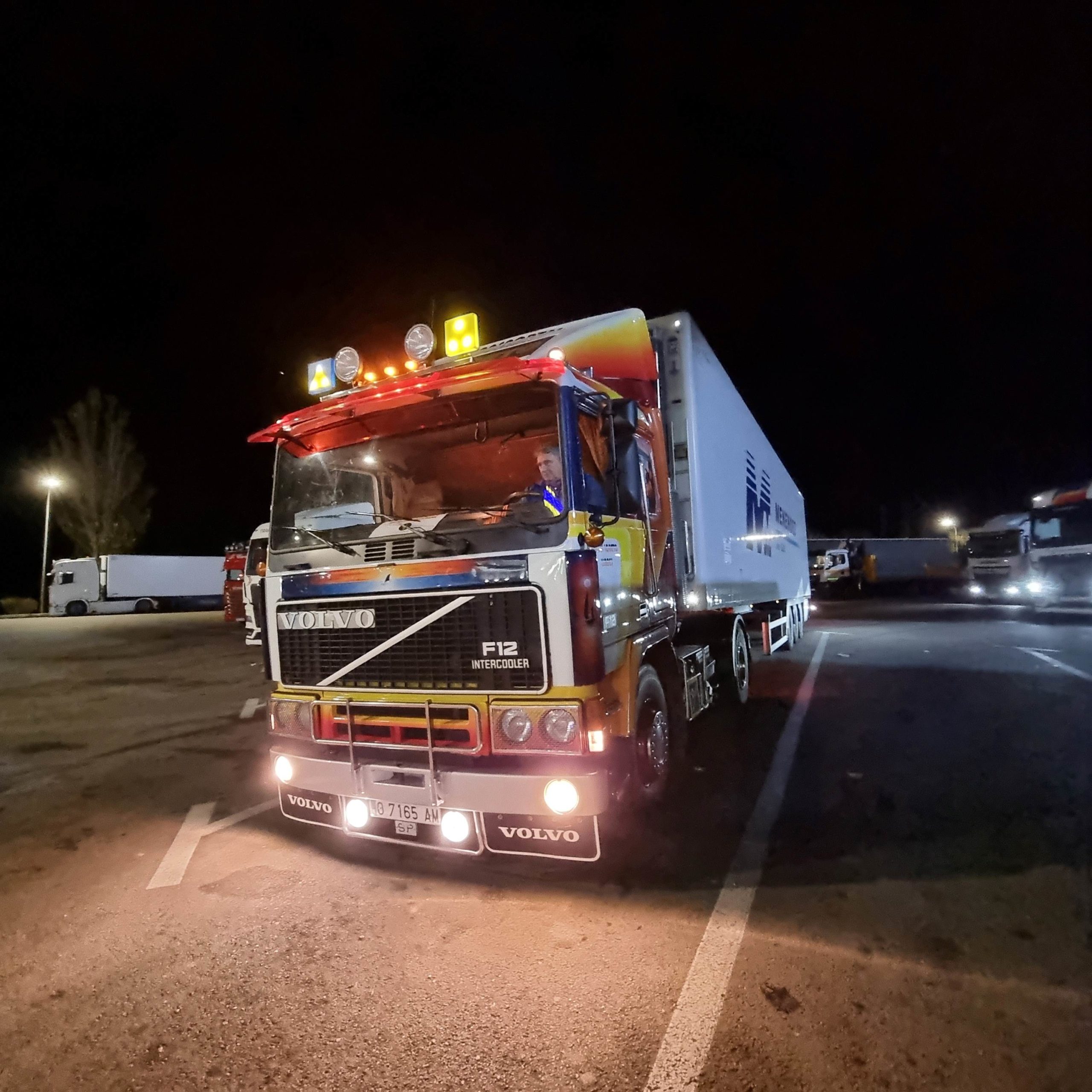 Un viaje de Ayuda Humanitaria para los afectados por la DANA en el Volvo F12 Conan con 37 años y 3,5 millones de kms.