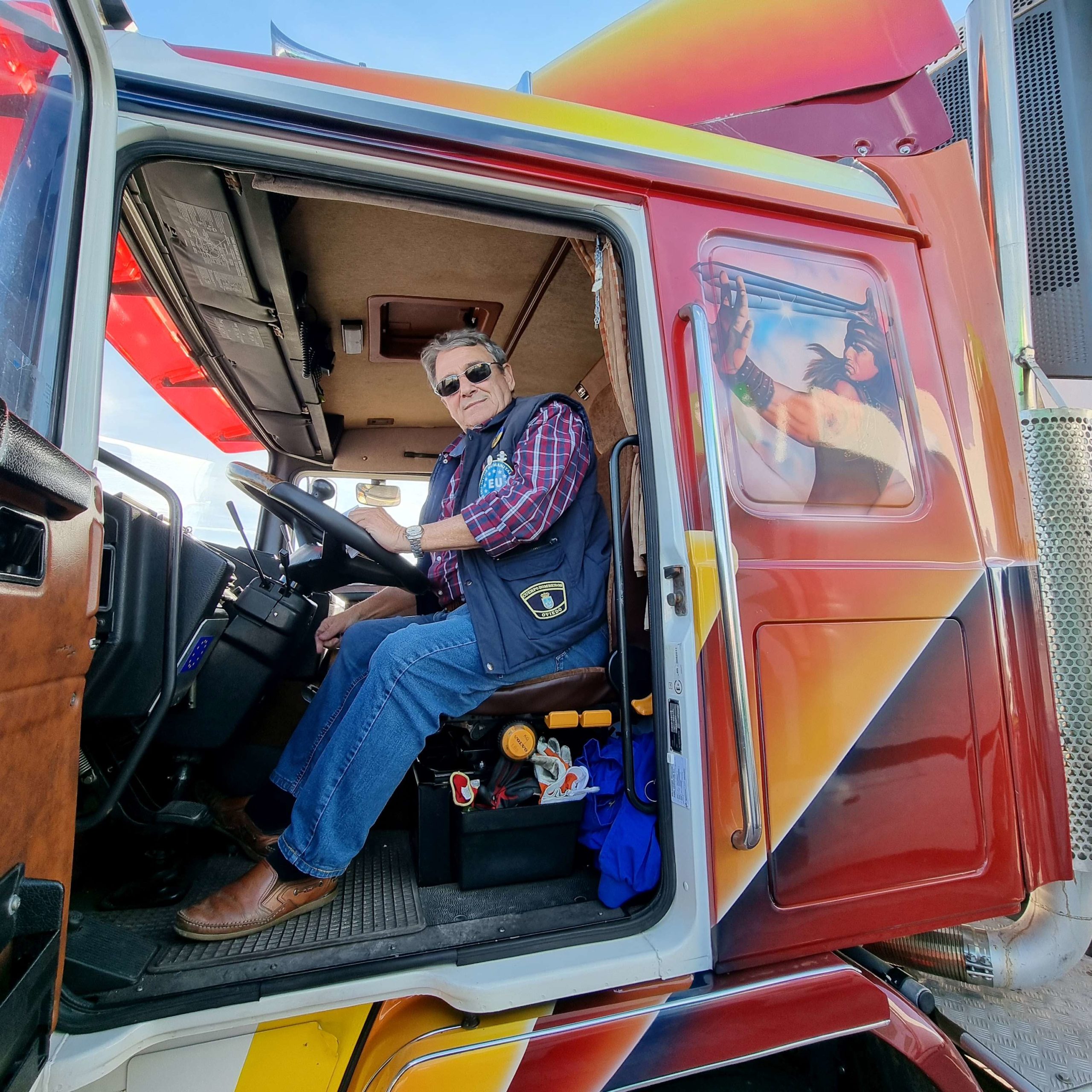 Alberto Puerta al volante del Conan, cuya imagen nos protege durante los cerca de 1800 kms de recorrido ida y vuelta.