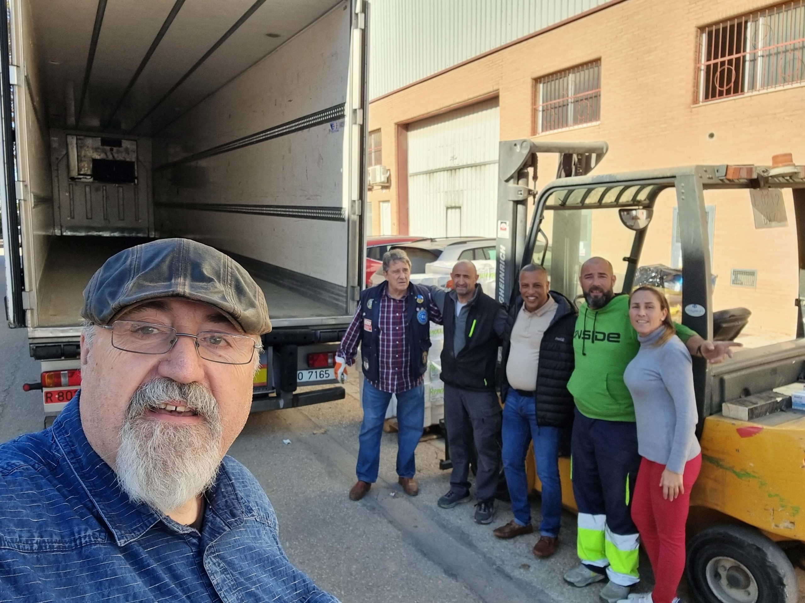 AUTOAYUDA EN MAYÚSCULAS. Los voluntarios durante la descarga en Alaquàs son también, en mayor o menor medida, afectados por la propia DANA catastrófica.