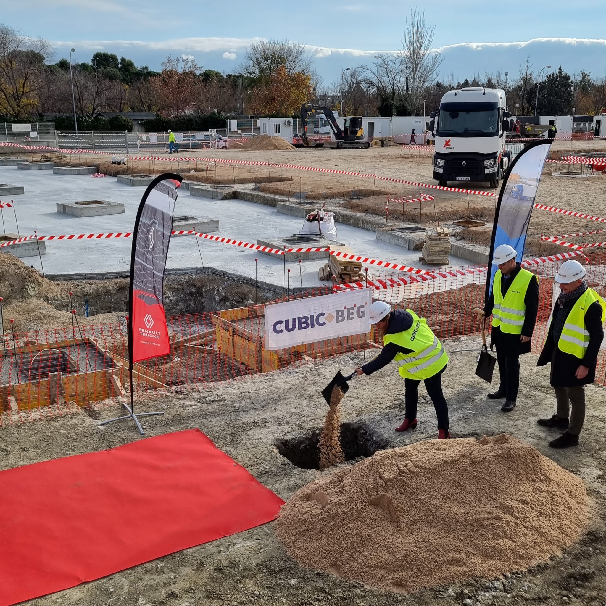 Colocación de la primera piedra en la nueva sede de Renault Trucks en Getafe, Madrid.