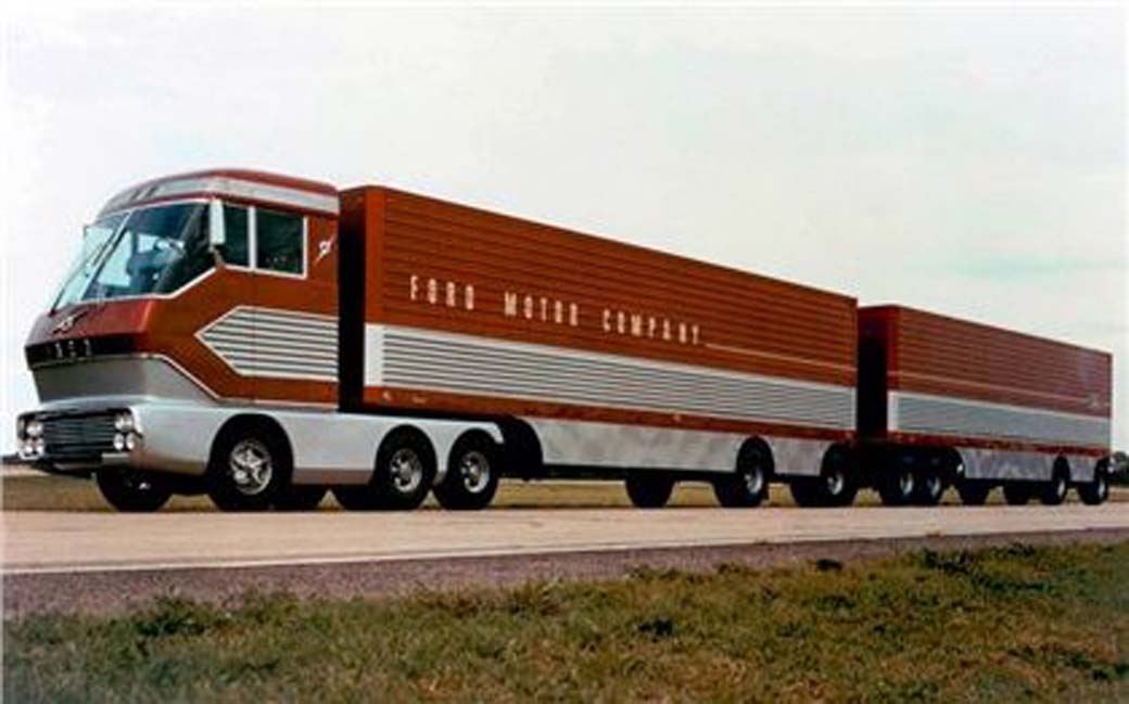 Las dimensiones de este monstruoso camión creado en 1964 por la Ford Motor Company cuadran perfectamente con un duotrailer actual.