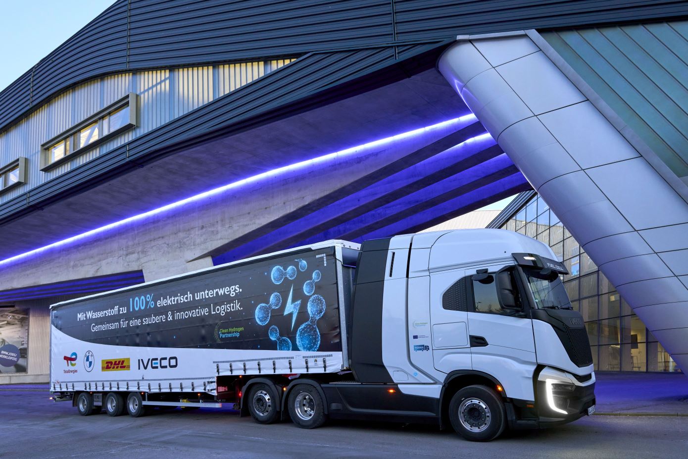 IVECO entrega a BMW los primeros camiones S-eWay de pila de hidrógeno