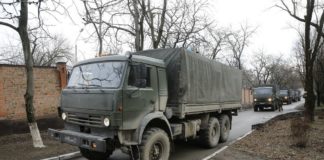 Camión KAMAZ 6X6 contra un CAZA DE ATAQUE SU-25 Kamaz 6X6 militar ruso que ha protagonizado curiosa anécdota en Crimea.