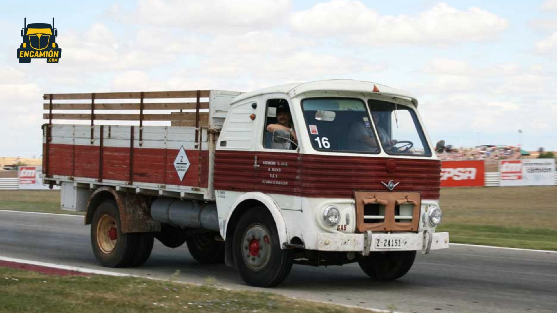 El Pegaso "Barajas" Z-207 destacó por su delicada y avanzadísima mecánica. Contó con suspensión delantera indeendiente y motor V6 diésel de 120 CV. ¡Cómo un auténtico deportivo!