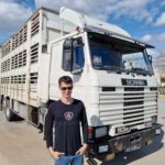 Scania 113 M y Julien dos treintañeros del transporte en plena forma Julien y su amado camión Scania 113 son de 1990 y trabajan a tope.