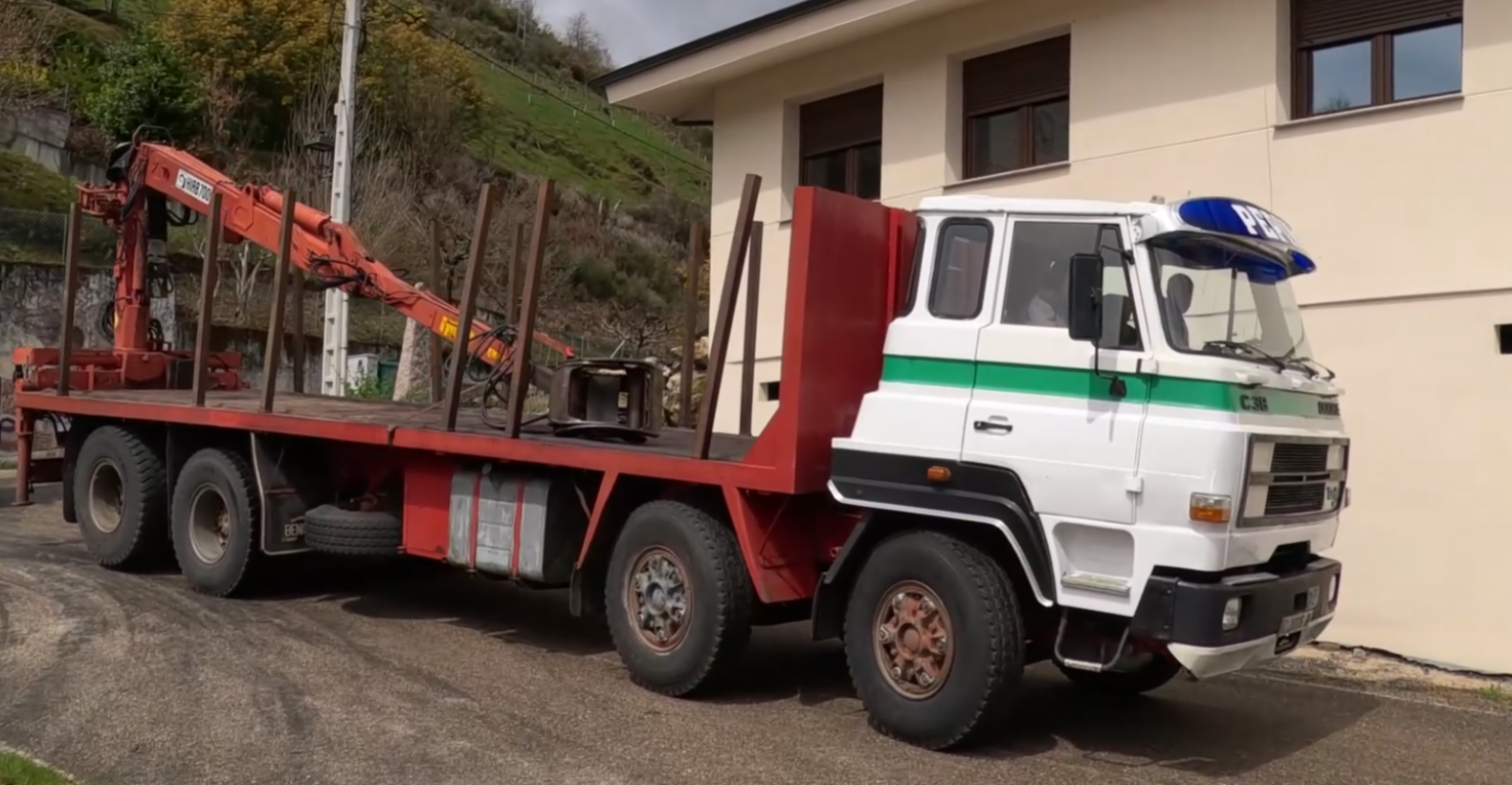 Magnífico camión Dodge - Renault en versión cuatro ejes para la industria forestal de 38 toneladas de peso total en carga. Magnífico camión Dodge - Renault en versión cuatro ejes para la industria forestal de 38 toneladas de peso total en carga.