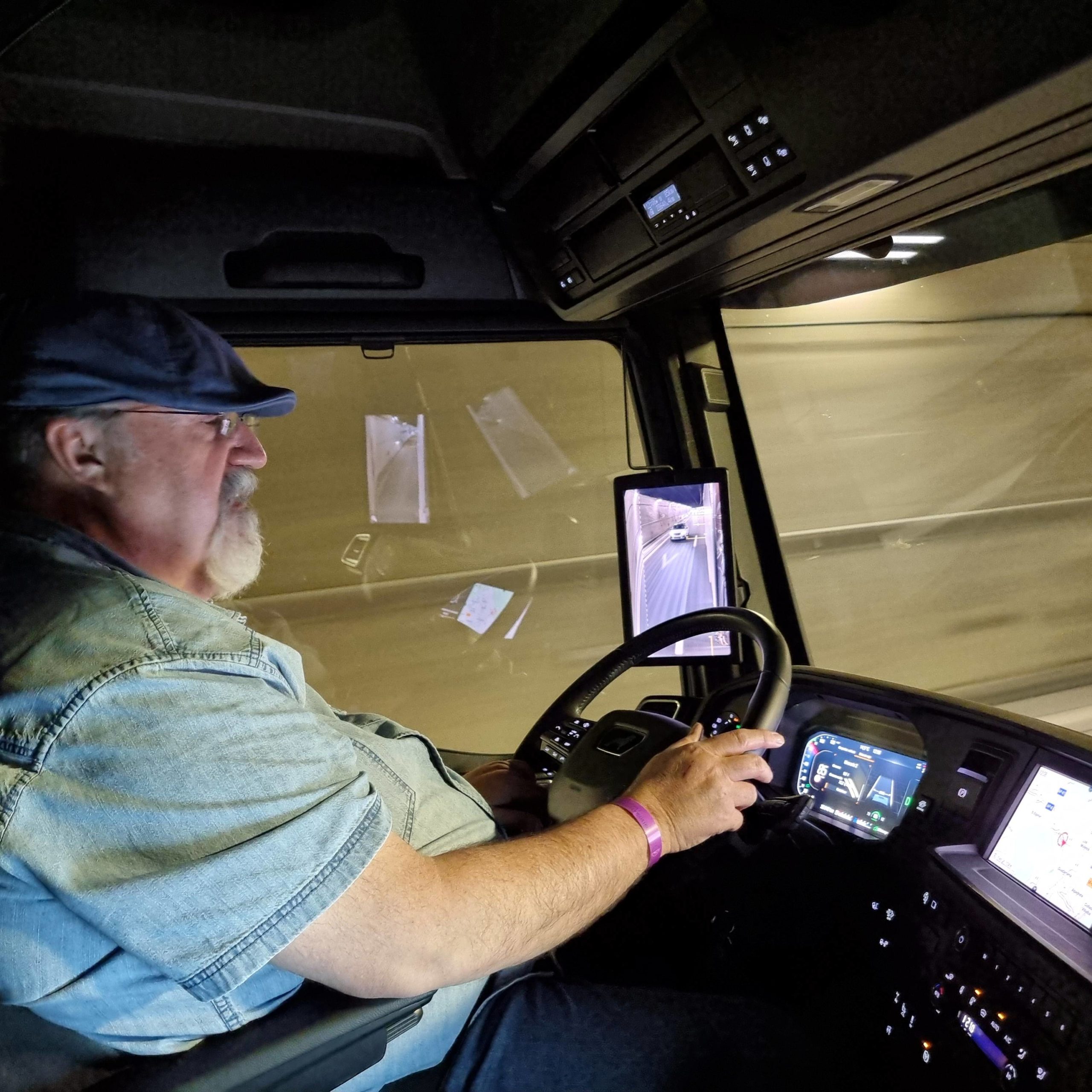 Al volante de este MAN TGX 520 de la serie D30 PowerLion con 520 CV controlamos el entorno ayudados por las pantallas. Al volante de este MAN TGX 520 de la serie D30 PowerLion con 520 CV controlamos el entorno ayudados por las pantallas.