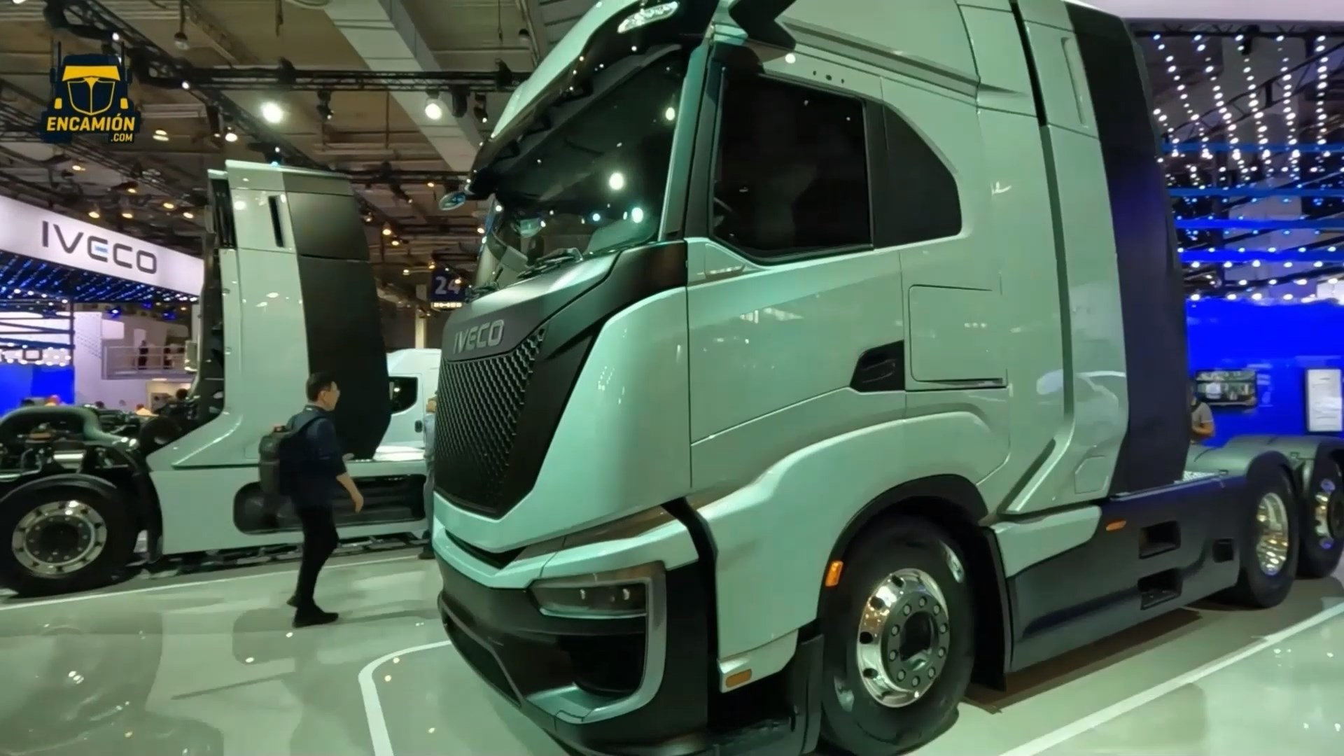 Tractora híbrida IVECO con mecánica eléctrica y de combustión alimentadas por hidrógeno. Tractora híbrida IVECO con mecánica eléctrica y de combustión alimentadas por hidrógeno.