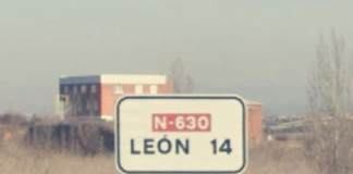 León 14 profecía papal o señal de tráfico Leon 14 señal o profecía en la N-630 llegando a la capital leonesa.