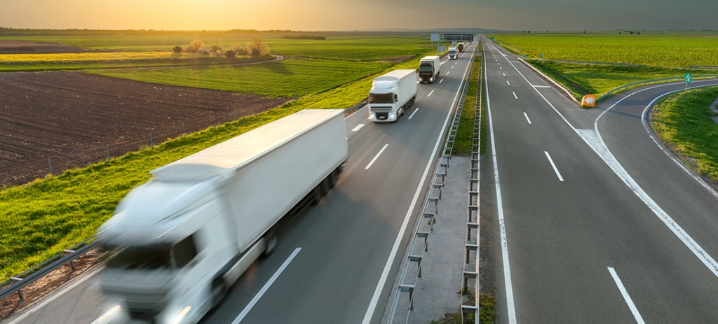 La jornada laboral de un camionero a menudo es de 12 horas diarias, su sueldo en España no alcanza los 2.000 euros mensuales en muchas ocasiones...El sector soportó 124 muertes en carretera durante 2024. ¿Nos extraña la falta de conductores profesionales?