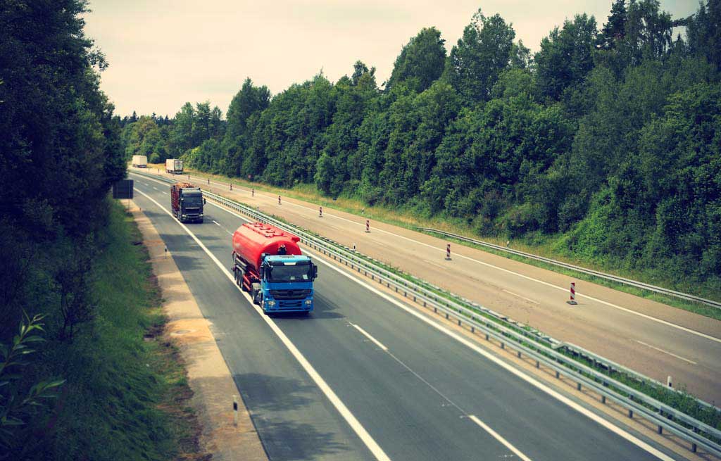 Los camioneros españoles cuentan con un salario intermedio a nivel europeo, más bajo que en países como Francia, Alemania y Países Bajos entre otros. Los camioneros españoles cuentan con un salario intermedio a nivel europeo, más bajo que en países como Francia, Alemania y Países Bajos entre otros.