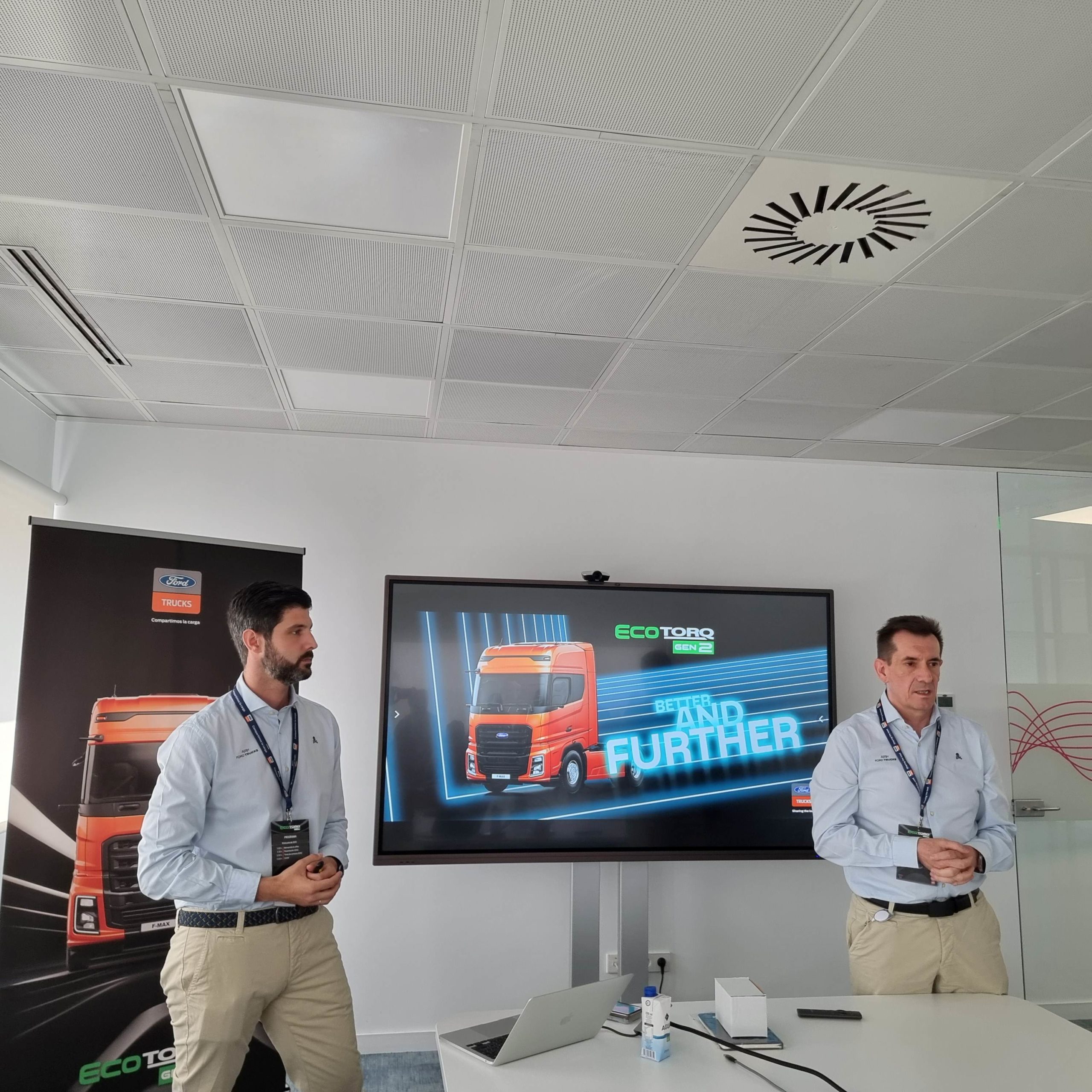 Ignacio Alguacil responsable comercial y Valentin Maridablanca máximo responsable de Ford Trucks en España. Ignacio Alguacil responsable comercial y Valentin Maridablanca máximo responsable de Ford Trucks en España.