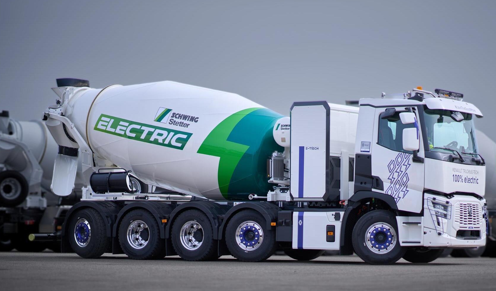 La gama eléctrica cero emisiones Renault Trucks E-Tech ofrece modelos como este espectacular chasis 5 ejes hormigonera. La gama eléctrica cero emisiones Renault Trucks E-Tech ofrece modelos como este espectacular chasis 5 ejes hormigonera.