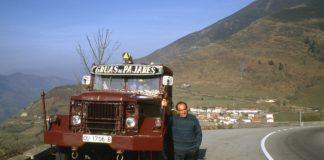 CAMIONES CLÁSICOS en PAJARES y la RAMPA DE SASO Isaac García "Saso" junto a la grúa con la cual en la rampa de Pajares del 17 `por ciento sacó a tantos camioneros de graves apuros.