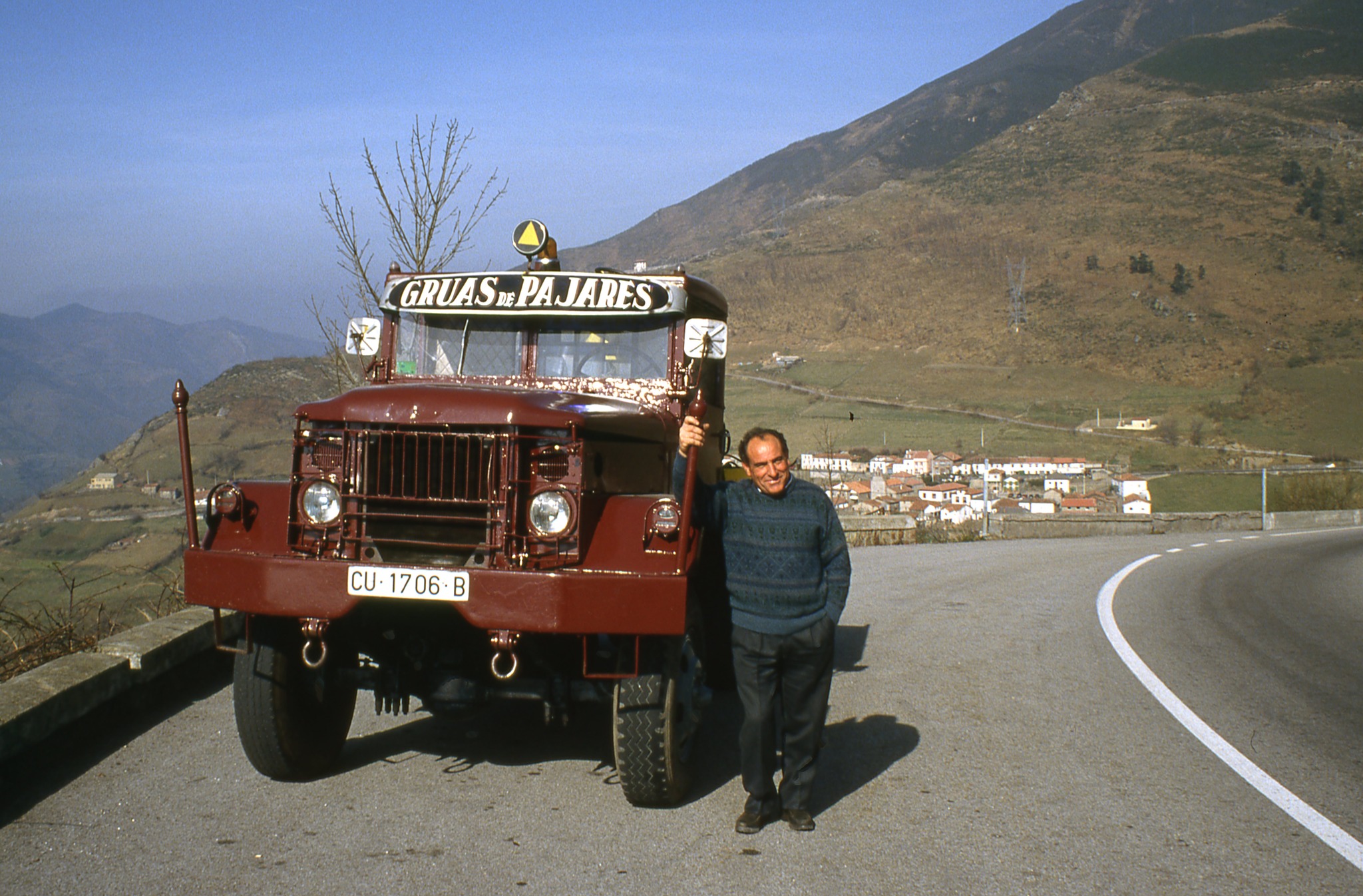 Isaac García "Saso" junto a la grúa con la cual en la rampa de Pajares del 17 `por ciento sacó a tantos camioneros de graves apuros.