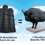 Un bisonte hecho con 125 neumáticos reciclados