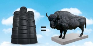 Un bisonte hecho con 125 neumáticos reciclados