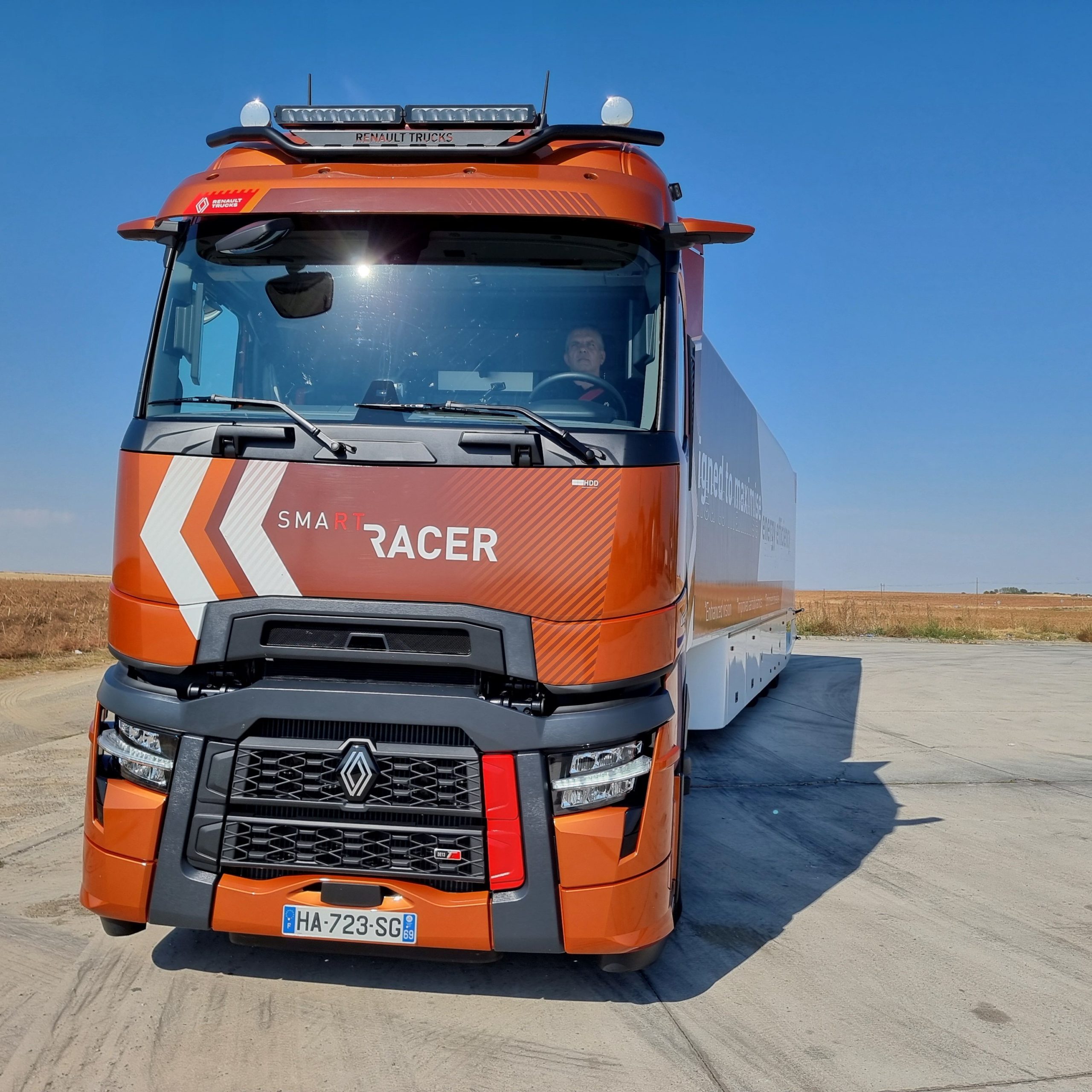 En esta ocasión Renault Trucks equipó al máximo su camión de pruebas, con faros adicionales, bocinas de aire y visera exterior. Se ha prirorizado la estampa elegante y espectacular del camión frente a la opción de consumos bajos. 