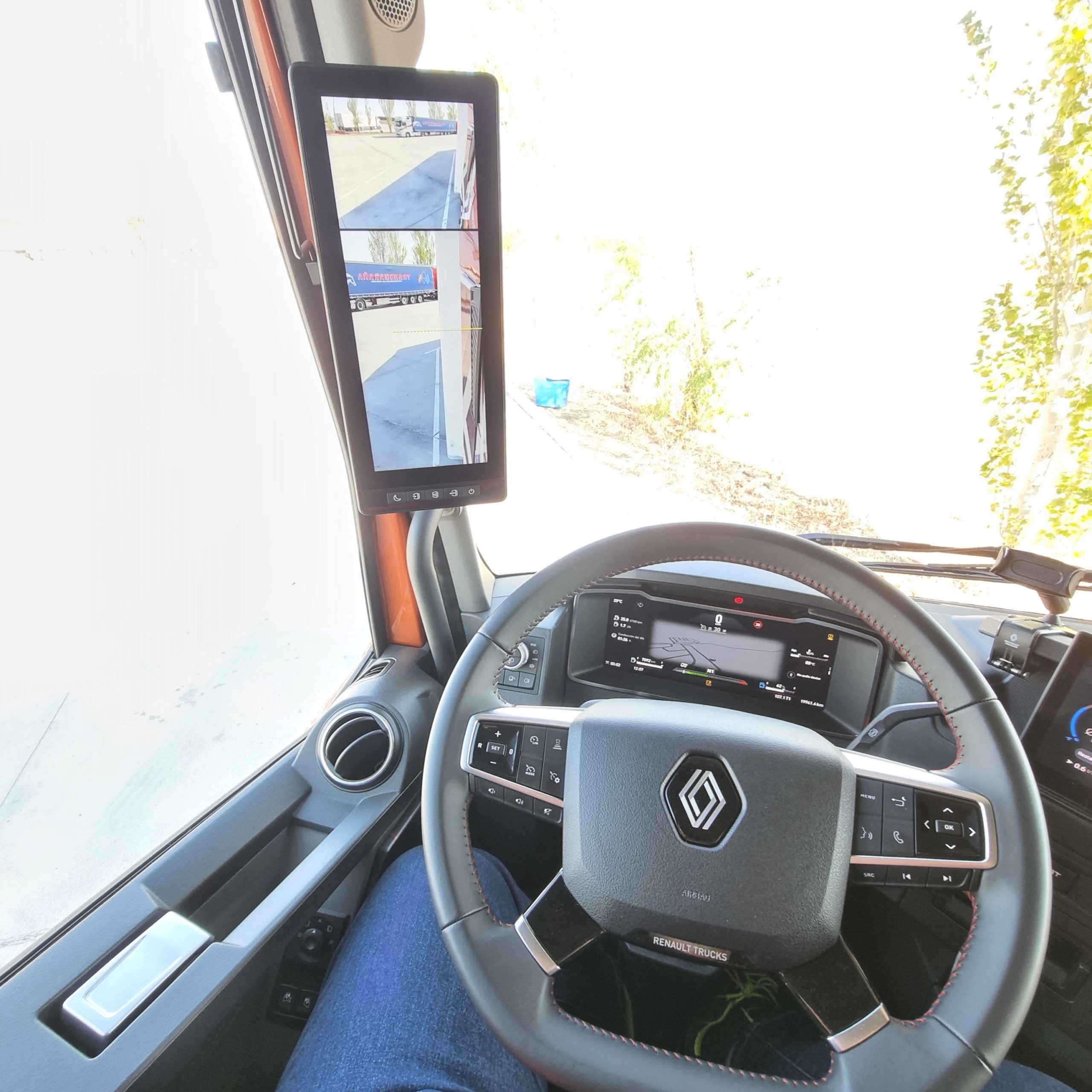 Las mirror cam, el sistema de cámaras de TV y pantallas, superan en todo a los espejos retrovisores tradicionales. Aportan una excelente visibilidad desde el puesto de conducción.