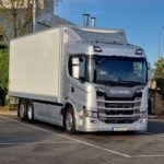 Prueba Scania Super 390 G 6X2 Diésel Euro 6 de 5 cilindros y 11 litros Probamos este camión rígido 6X2 de la nueva gama Scania SUPER con motor de 11 litros de cilindrada y cinco cilindros en línea.