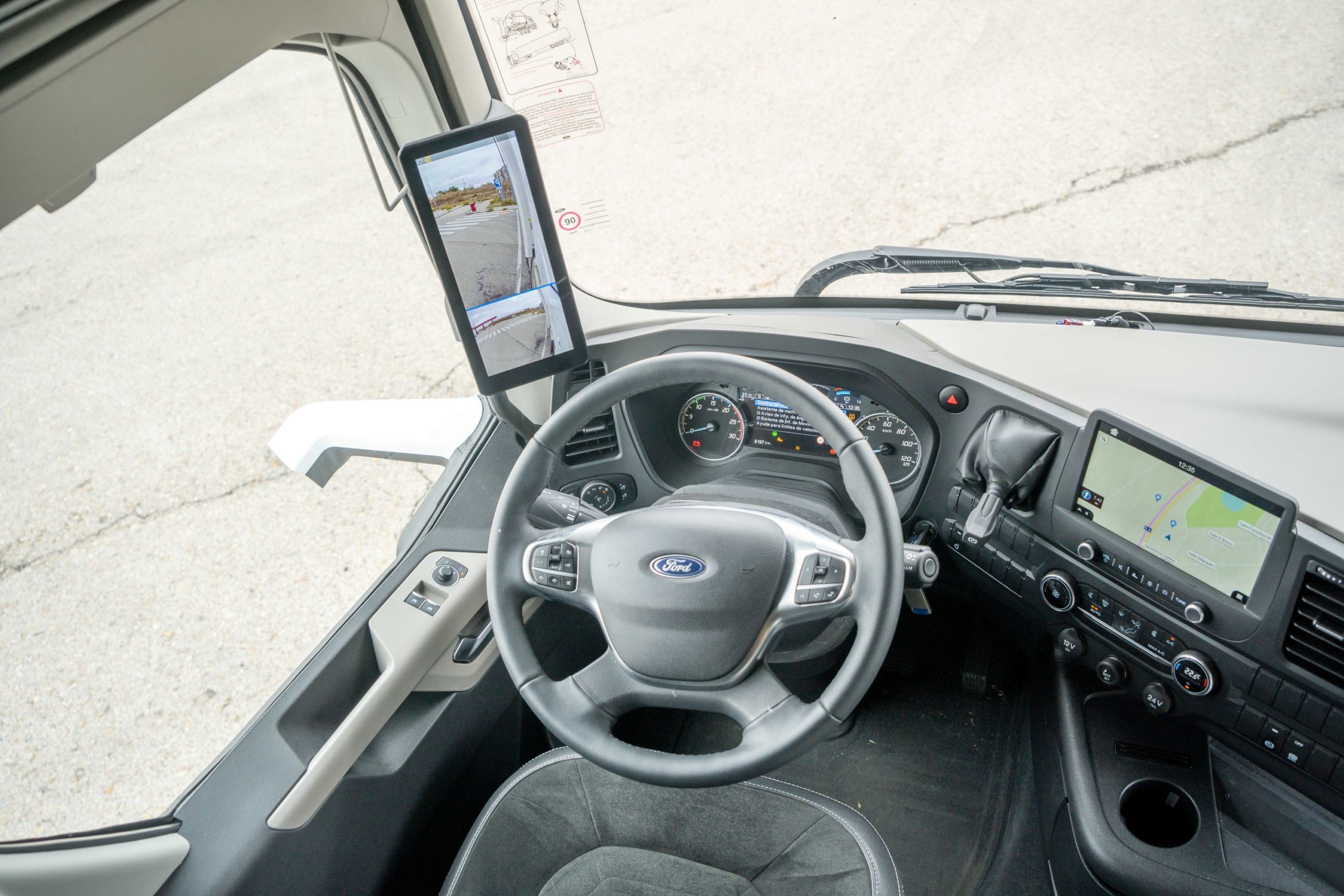 Nos gusta mucho donde sitúa el Ford Trucks F MAX GEN2 510 Ecotorq los brazos de los Mirror Cam, muy a la vista del conductor en todo momento. Así no los golpearemos inadvertidamente con ramas. Nos gusta mucho donde sitúa el Ford Trucks F MAX GEN2 510 Ecotorq los brazos de los Mirror Cam, muy a la vista del conductor en todo momento. Así no los golpearemos inadvertidamente con ramas.