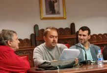 Homenaje a Jorge Palacios y presentación de libros AVICAE (Amigos del Camión Español) Alberto Puerta, presidente de Avicae,, junto a Daniel Palacios y el alcalde de Medina de Río Seco, David Esteban, durante el emotivo homenaje al periodista del Motor Jorge Palacios.