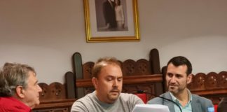 Homenaje a Jorge Palacios y presentación de libros AVICAE (Amigos del Camión Español) Alberto Puerta, presidente de Avicae,, junto a Daniel Palacios y el alcalde de Medina de Río Seco, David Esteban, durante el emotivo homenaje al periodista del Motor Jorge Palacios.