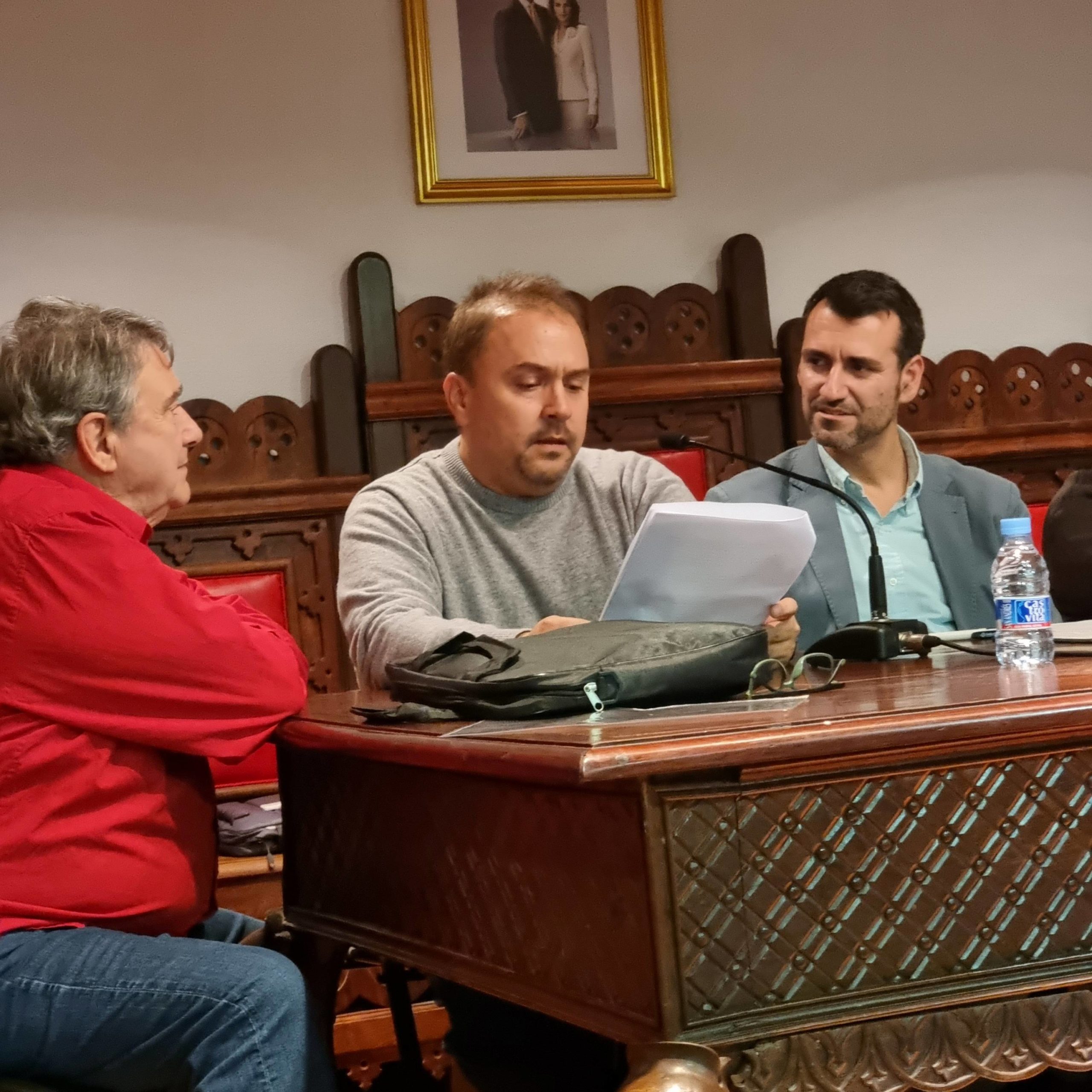 Alberto Puerta, presidente de Avicae,, junto a Daniel Palacios y el alcalde de Medina de Río Seco, David Esteban, durante el emotivo homenaje al periodista del Motor Jorge Palacios. Alberto Puerta, presidente de Avicae,, junto a Daniel Palacios y el alcalde de Medina de Río Seco, David Esteban, durante el emotivo homenaje al periodista del Motor Jorge Palacios.